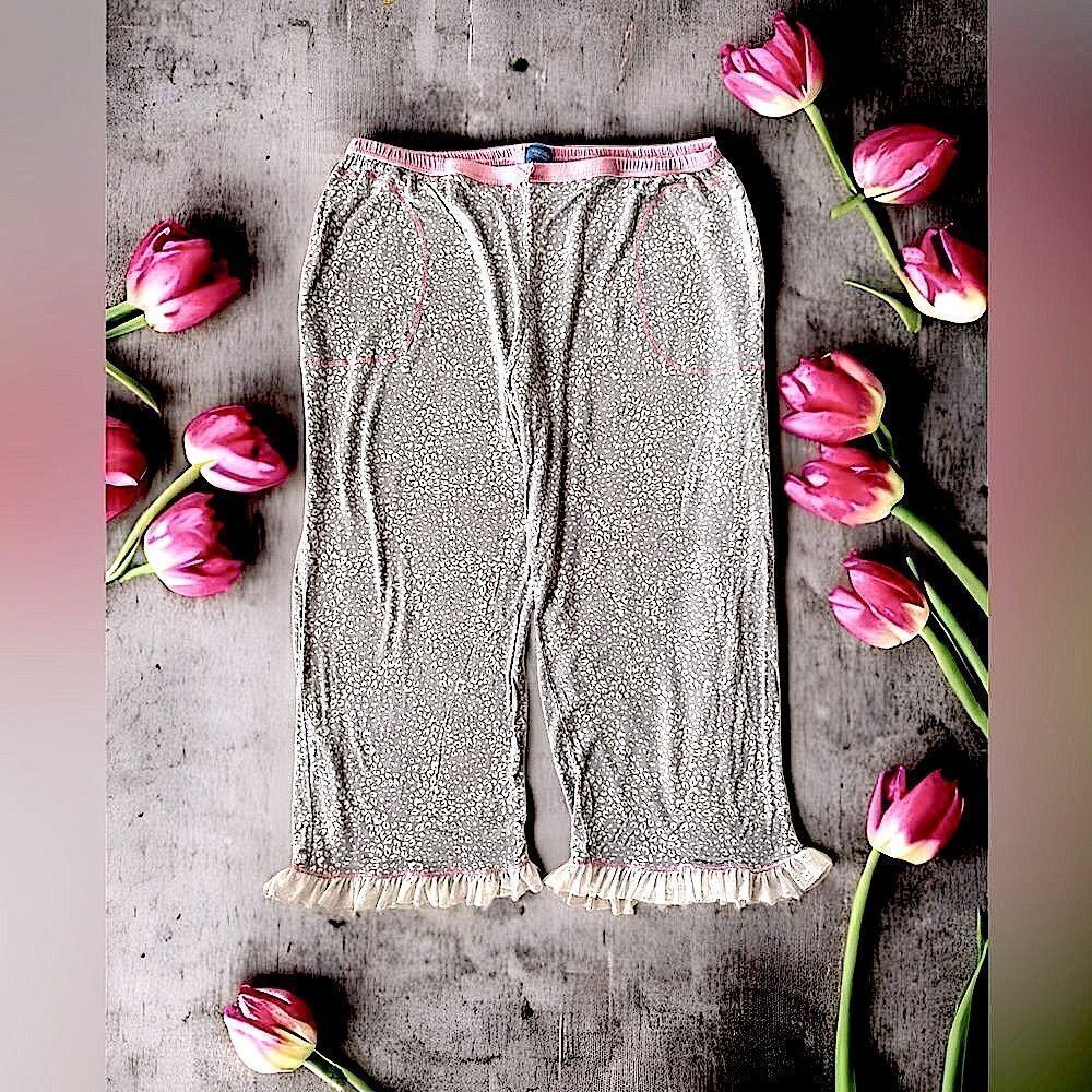 Simply Vera Bottoms l Gray & White l Pink trim l Lace bottom accent l Capri l M